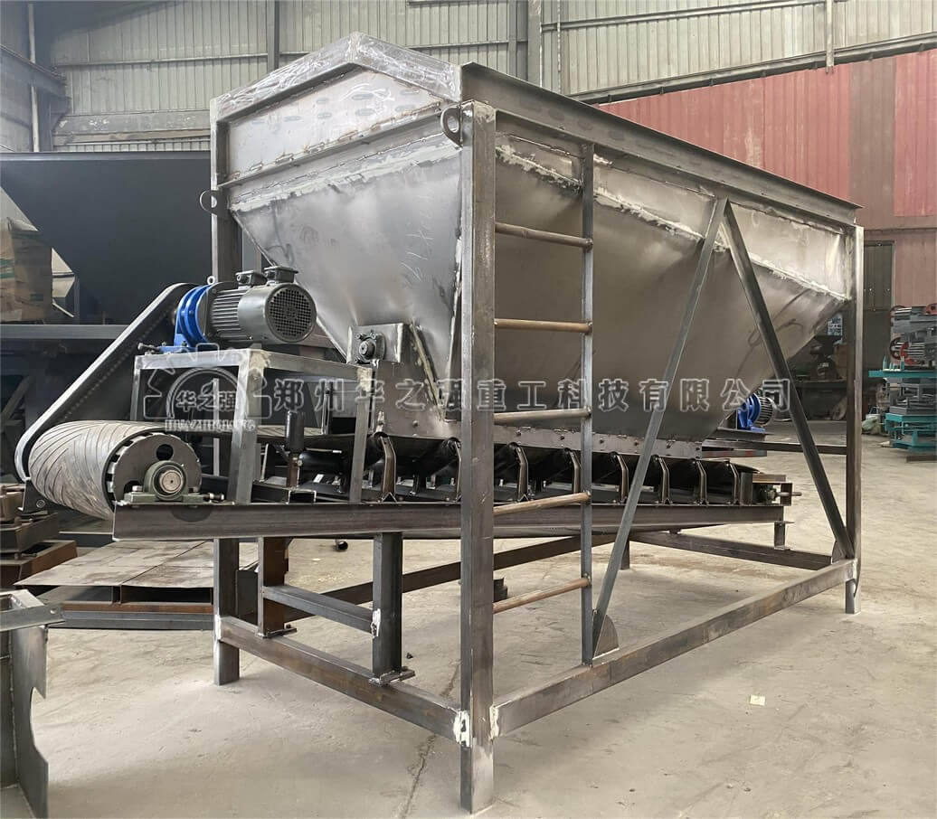 鏟車喂料機(jī)的特點(diǎn)與性能。